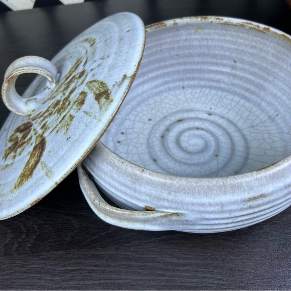 Signed Studio Pottery Lidded Casserole 10.5 Inch Stoneware Serving Dish Pristine - Picture 4 of 12